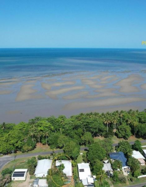 Absolute Beachfront Family home - Cooya